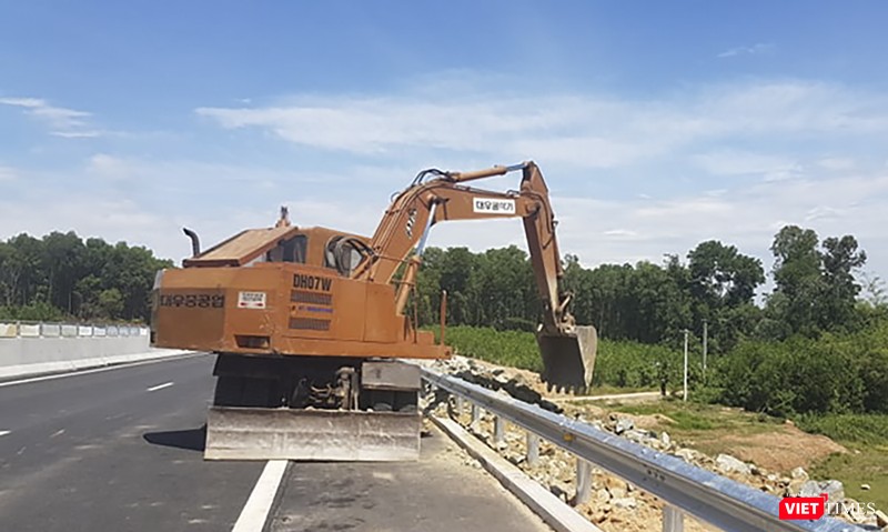 Phó Thủ tướng Chính phủ Trịnh Đình Dũng yêu cầu Bộ GTVT chỉ đạo chủ đầu tư khẩn trương hoàn thiện các công trình phụ trợ trên toàn tuyến để khi công trình đi vào hoạt động tạo ra sự hoạt động đồng bộ nâng cao hiệu quả sử dụng công trình Phó Thủ tướng Chính phủ Trịnh Đình Dũng yêu cầu Bộ GTVT chỉ đạo chủ đầu tư khẩn trương hoàn thiện các công trình phụ trợ trên toàn tuyến để khi công trình đi vào hoạt động tạo ra sự hoạt động đồng bộ nâng cao hiệu quả sử dụng công trình