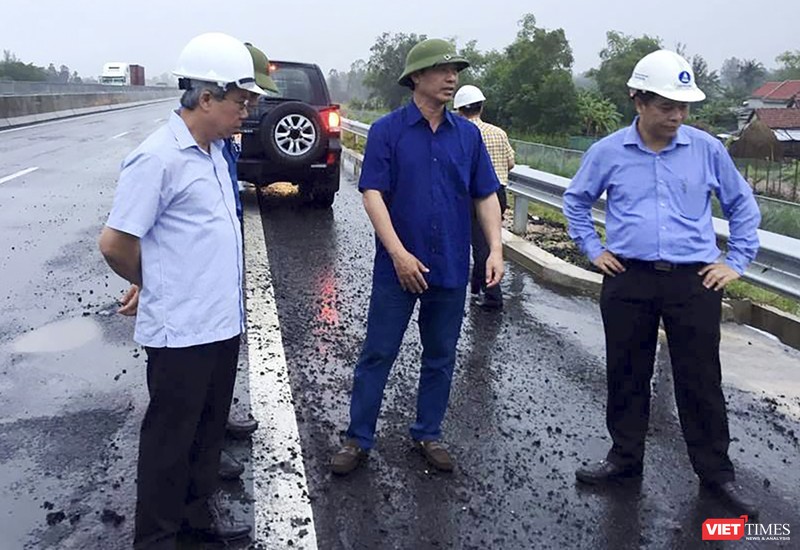 Thứ trưởng Bộ GTVT Lê Đình Thọ thị sát đối với tuyến cao tốc Đà Nẵng-Quảng Ngãi hôm 13/10