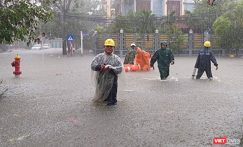 Mưa lớn kéo dài khiến nhiều khu vực của TP Đà Nẵng chìm sâu trong nước.