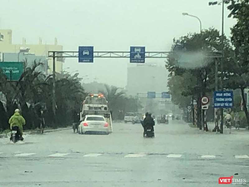 Các phương tiện giao thông chết máy nằm la liệt trên các tuyến đường vì ngập úng. Các công ty cung cấp dịch vụ cứu hộ làm không hết việc.