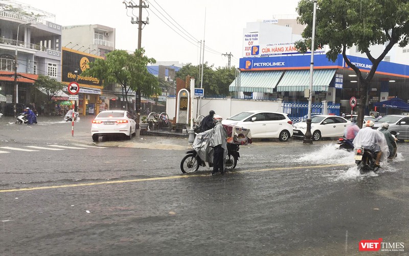 Nút giao thông Quang Trung-Đống Đa ngập lại trong trưa 10/12. (Ảnh: Bảo Bảo)