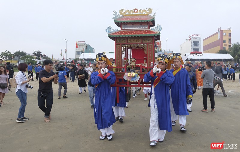 Sáng 20/2 (nhằm ngày 16 tháng Giêng ÂL), tại bãi biển phường Xuân Hà (quận Thanh Khê, TP Đà Nẵng), hàng ngàn người dân và du khách đã tề tựu về đây để chứng kiến Lễ hội Cầu ngư truyền thống của ngư dân