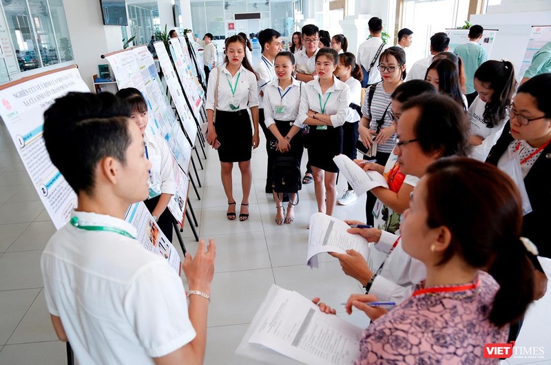 Các sinh viên thuyết trình về sản phẩm nghiên cứu khoa học và thuyết trình kêu gọi đầu tư để khởi nghiệp