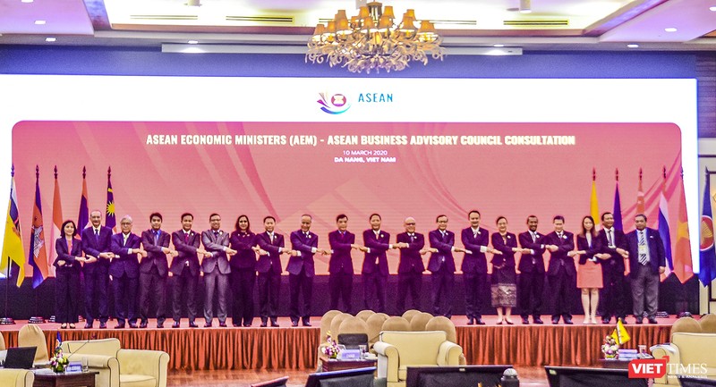  Các đại biểu tham dự Hội nghị Bộ trưởng Kinh tế ASEAN hẹp lần thứ 26 chụp ảnh lưu niệm