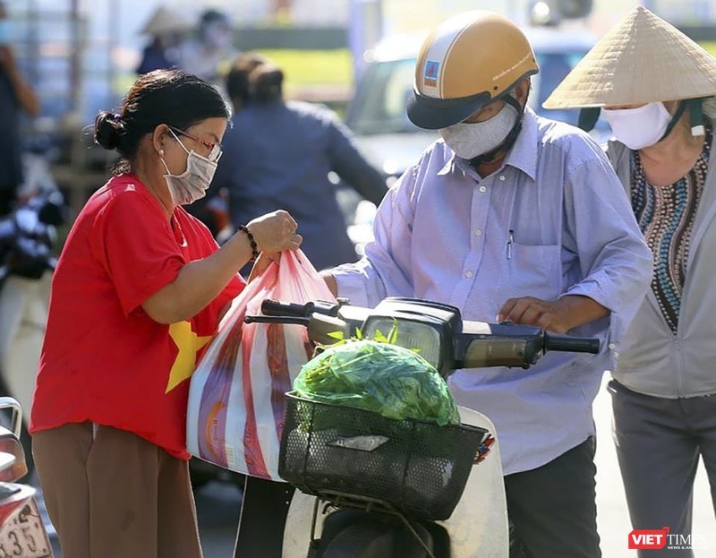 Tiểu thương tại các chợ mặc áo đỏ sao vàng cổ động cho các bác sĩ tuyến đầu chống dịch COVID-19