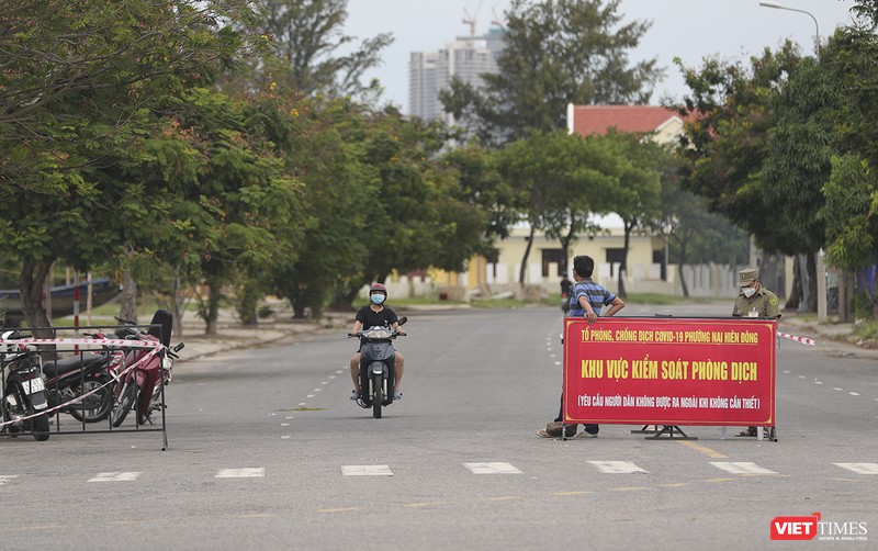 Chốt phong tỏa, cách ly y tế tại khu dân cư dẫn vào các chung cư trên địa bàn phường Nại Hiên Đông, TP Đà Nẵng