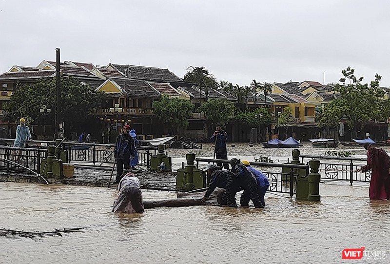 Nước sông Hoài lên nhanh khiến nhiều tuyến đường ven sông ở Hội An bị ngập