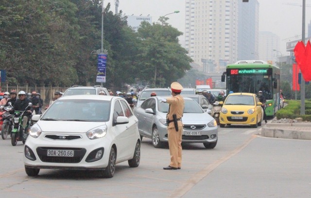 Việc các phương tiện giao thông lấn làn, tạt đầu xe buýt BRT diễn ra vẫn phổ biến.