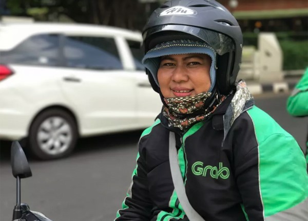 Nurhayati là một trong số ít những tài xế nữ kiếm sống bằng GrabBike. Ảnh:Cnet. Nurhayati là một trong số ít những tài xế nữ kiếm sống bằng GrabBike. Ảnh:Cnet.