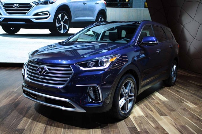 Hyundai SantaFe 2017 có thiết kế góc cạnh hơn thế hệ hiện tại.