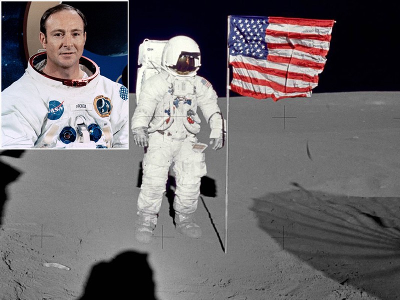 Phi hành gia Edgar Mitchell.