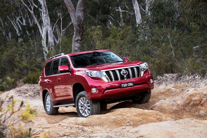 Toyota Land Cruiser Prado 2017 được nâng cấp về công nghệ an toàn