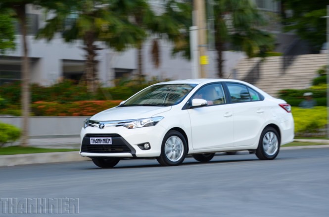 Toyota Vios vẫn phải giảm giá.