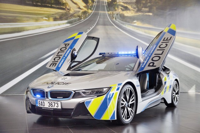 Cảnh sát Séc dùng siêu xe hybrid BMW i8 ảnh 6 Cảnh sát Séc dùng siêu xe hybrid BMW i8 ảnh 6