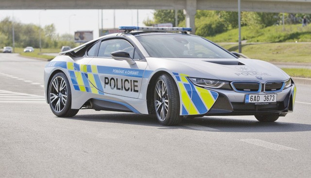 Cảnh sát Séc dùng siêu xe hybrid BMW i8 ảnh 7 Cảnh sát Séc dùng siêu xe hybrid BMW i8 ảnh 7