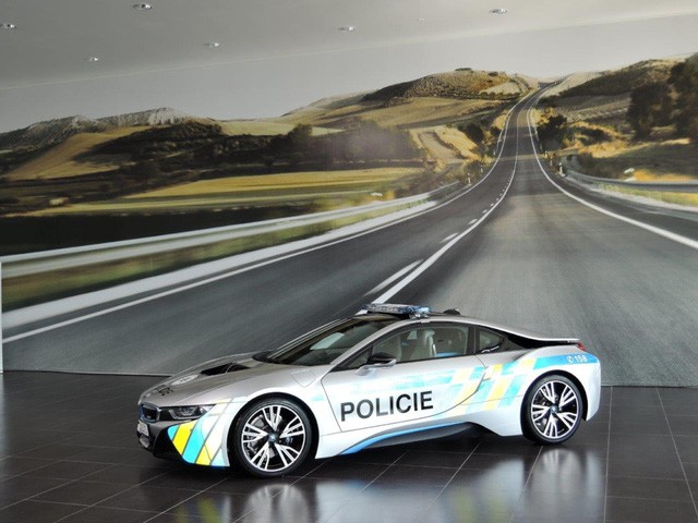 Cảnh sát Séc dùng siêu xe hybrid BMW i8 ảnh 5 Cảnh sát Séc dùng siêu xe hybrid BMW i8 ảnh 5