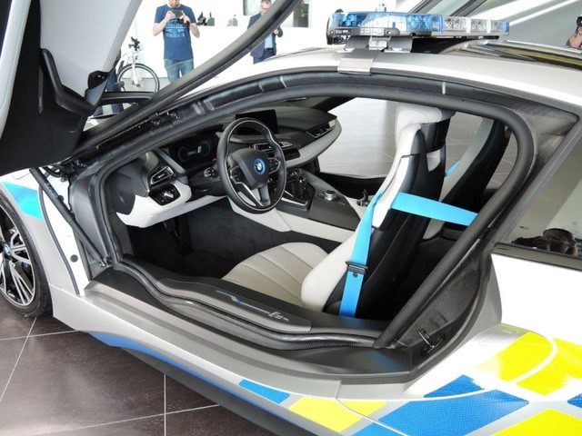 Cảnh sát Séc dùng siêu xe hybrid BMW i8 ảnh 3 Cảnh sát Séc dùng siêu xe hybrid BMW i8 ảnh 3