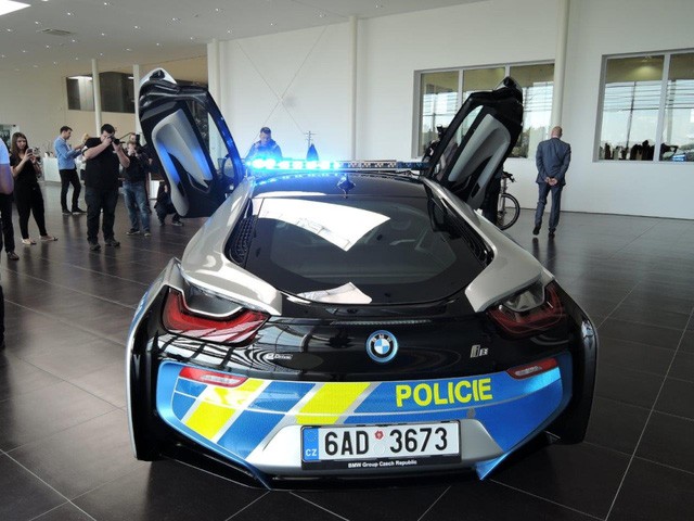 Cảnh sát Séc dùng siêu xe hybrid BMW i8 ảnh 4 Cảnh sát Séc dùng siêu xe hybrid BMW i8 ảnh 4