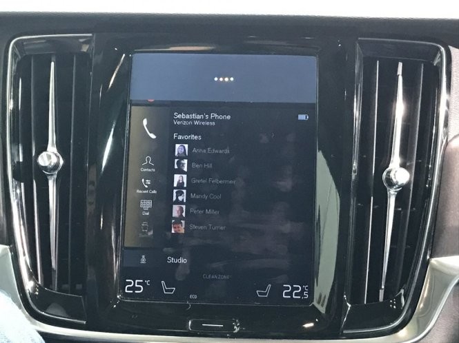 Khi bạn nói cụm từ khóa "Okay, Google", lập tức trợ lý ảo trên xe sẽ xuất hiện - Ảnh: Steve Kovach/Business Insider Khi bạn nói cụm từ khóa "Okay, Google", lập tức trợ lý ảo trên xe sẽ xuất hiện - Ảnh: Steve Kovach/Business Insider