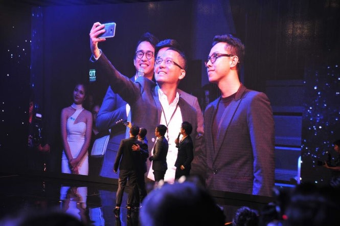 Hãy cùng nhìn vào ống kính và cười lên - Ảnh do tác giả bài viết cung cấp Hãy cùng nhìn vào ống kính và cười lên - Ảnh do tác giả bài viết cung cấp