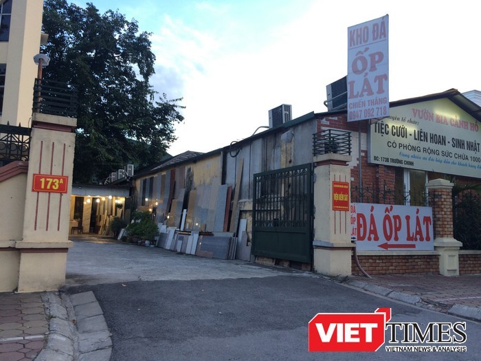Nhiều cửa hàng đá ốp lát mọc lên tại mặt tiền đường Trường Chinh và Nguyễn Lân, trong khuôn viên sân bay Bạch Mai.