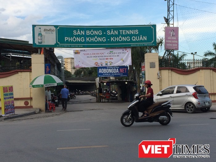 Các sân bóng, tennis được mọc lên phục vụ hoạt động vui chơi, giải trí, thể dục, thể thao tại mặt đường Lê Trọng Tấn.