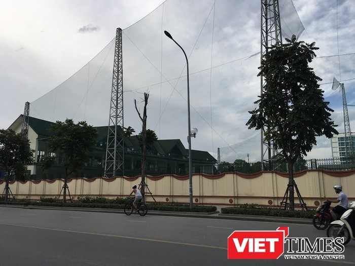 Bên ngoài sân tập golf được bao phủ bởi hệ thống lưới cao.