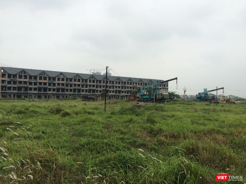 Hoạt động xây dựng trong khu đô thị Kim Chung - Di Trạch đã đình trệ nhiều năm. Hoạt động xây dựng trong khu đô thị Kim Chung - Di Trạch đã đình trệ nhiều năm.