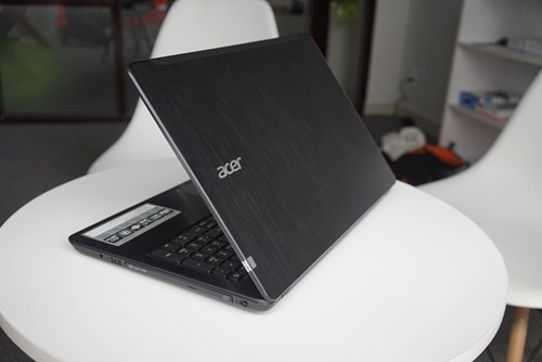 Vỏ máy và phần kê tay bằng nhôm