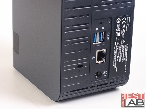 Mặt sau là hai cổng USB 3.0, cổng mạng Gigabit, lỗ khóa Kensington và ngõ cấp nguồn DC 12V.