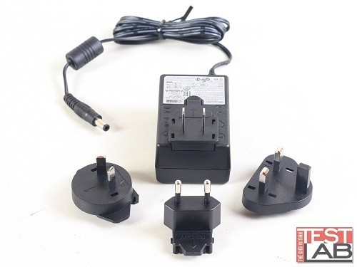 Sản phẩm đi kèm adapter nguồn với nhiều loại đầu cắm khác nhau.