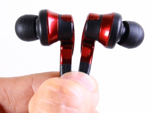 Nhìn kỹ Radius HP-NHL11 cũng có thiết kế phần buồng âm phân chia khá rõ rệt.