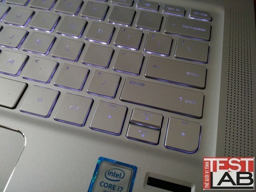 Bàn phím hỗ trợ đèn nền LED. Bàn phím hỗ trợ đèn nền LED.