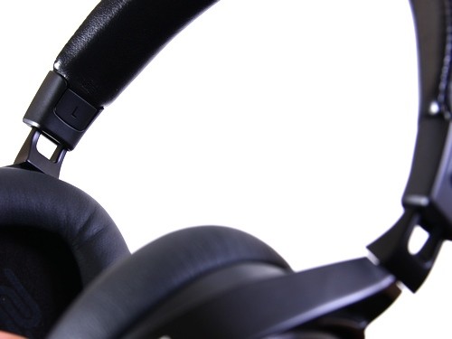 Ký hiệu phân biệt tai trái - phải không chỉ in trên khung treo tai nghe mà còn được nhà sản xuất cẩn thận in cả trên dây cáp tín hiệu.