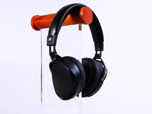 Audeze Sine có thiết kế dạng tai nghe on-ear.