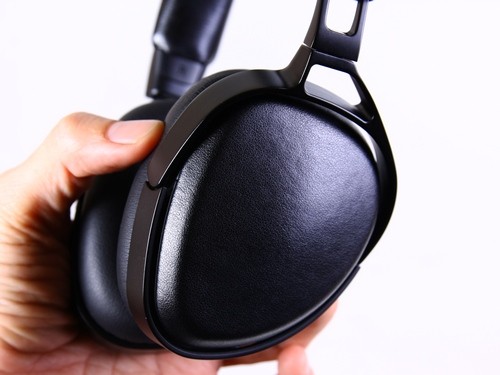 Khung treo củ tai được làm bằng kim loại cứng cáp.