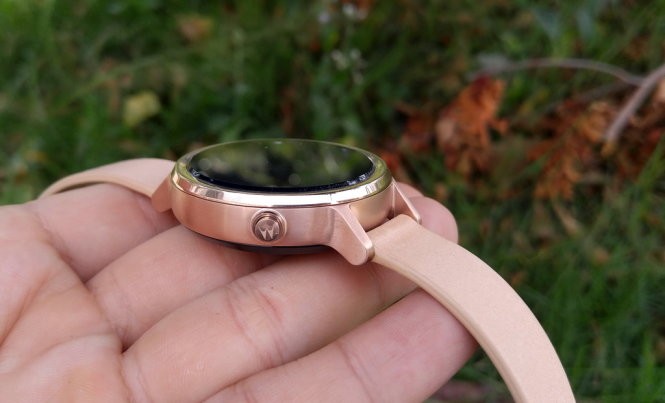 Đồng hồ thông minh (smartwatch) Motorola Moto 360 (2015) vàng hồng - Ảnh: Phong Vân Đồng hồ thông minh (smartwatch) Motorola Moto 360 (2015) vàng hồng - Ảnh: Phong Vân