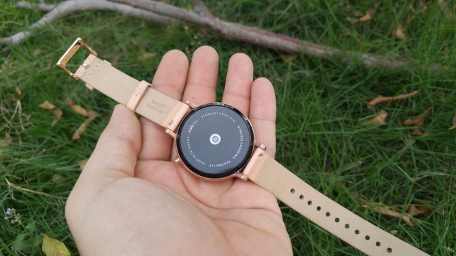 Đồng hồ thông minh (smartwatch) Motorola Moto 360 (2015) vàng hồng phiên bản dây da - Ảnh: Phong Vân Đồng hồ thông minh (smartwatch) Motorola Moto 360 (2015) vàng hồng phiên bản dây da - Ảnh: Phong Vân
