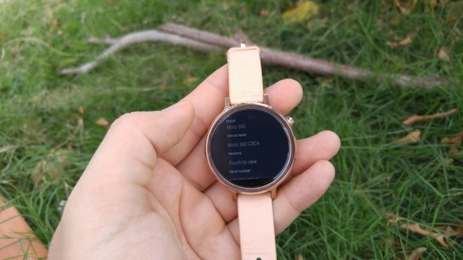 Đồng hồ thông minh (smartwatch) Motorola Moto 360 (2015) dùng Android Wear - Ảnh: Phong Vân Đồng hồ thông minh (smartwatch) Motorola Moto 360 (2015) dùng Android Wear - Ảnh: Phong Vân