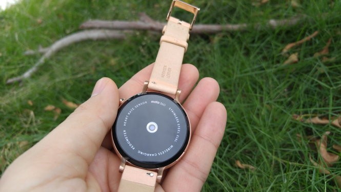 Moto 360 (2015) tích hợp cảm biến đo nhịp tim - Ảnh: Phong Vân Moto 360 (2015) tích hợp cảm biến đo nhịp tim - Ảnh: Phong Vân