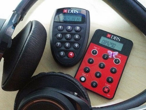 Một số ngân hàng đưa ra giải pháp xác thực hai yếu tố cho khách hàng khi đăng nhập tài khoản trực tuyến bằng token. Một số ngân hàng đưa ra giải pháp xác thực hai yếu tố cho khách hàng khi đăng nhập tài khoản trực tuyến bằng token.