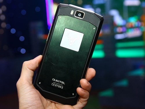 Oukitel K10000 có thiết kế nguyên khối bằng kim loại.