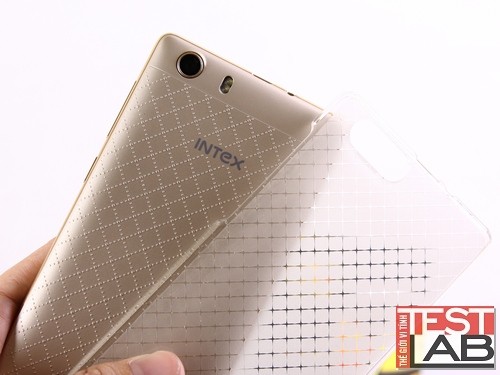 Kèm theo máy còn có ốp lưng silicon, miếng dán bảo vệ màn hình và các phụ kiện khác như tai nghe, adaptor và cáp micro USB.