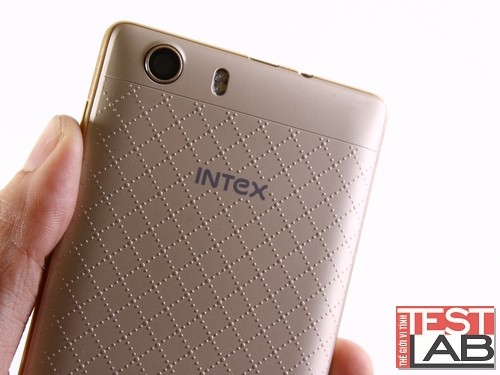 Trợ sáng cho camera chính là đèn flash LED kép.