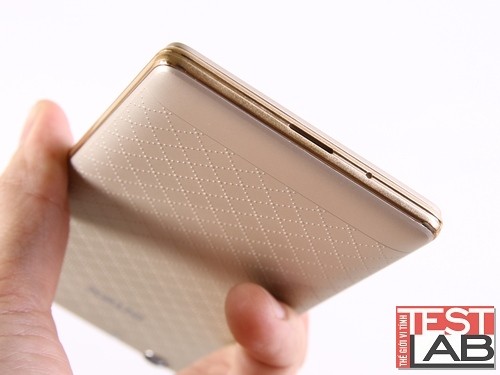 Loa ngoài bố trí ở cạnh dưới nên cũng không bị tình trạng 'nghẹt mũi' như một số mẫu smartphone từng thử nghiệm.