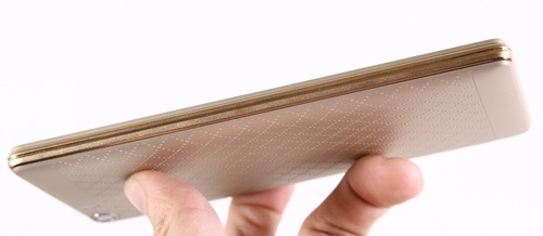 Intex Aqua Lions 3G S cũng không quá dày mình.