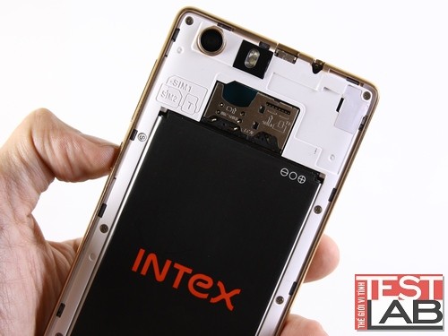 Intex Aqua Lions 3G S hỗ trợ 2 khay SIM và cả khe cắm thẻ microSD.