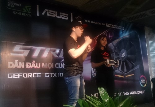 Đại diện Asus giới thiệu card đồ họa dùng GPUGeForce GTX 1080 của nVidia.