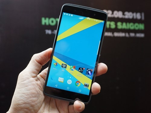 BlackBerry DTEK50 có thiết kế ngoại hình mảnh mai nhưng vẫn rất cứng cáp.