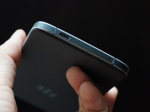 Máy vẫn sử dụng ngõ micro USB.